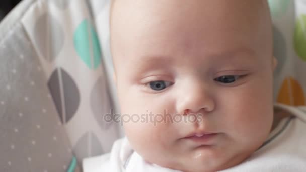 Un bambino con un ciuccio. Al bambino prende un ciuccio e pulisce la faccia — Video Stock