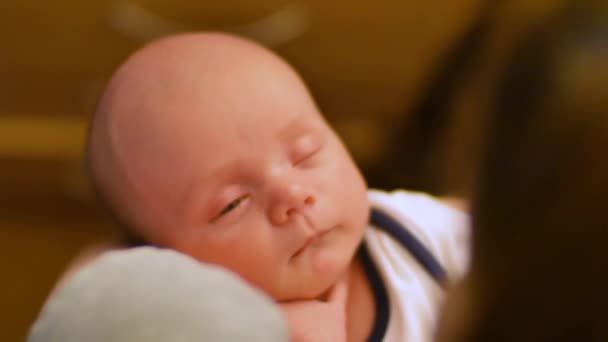 Il bambino dorme dolcemente tra le braccia di sua madre. neonato ... Sognare un bambino neonato