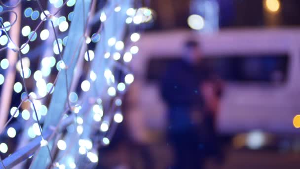 Luces de Navidad desenfocadas en una ciudad de invierno, preparación para unas vacaciones, vacaciones de Navidad — Vídeo de stock