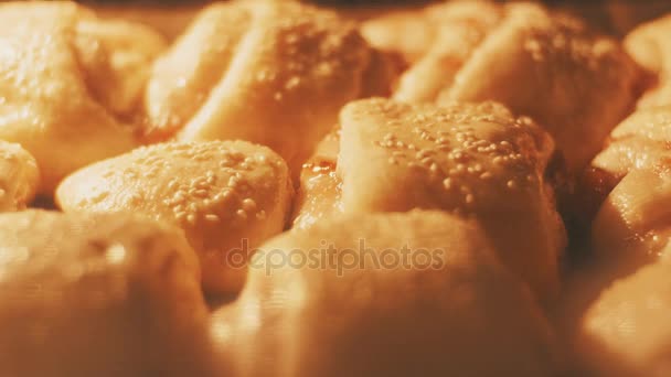 Masa dulce con sésamo y mermelada en el horno, tiempo, proceso de cocción — Vídeo de stock