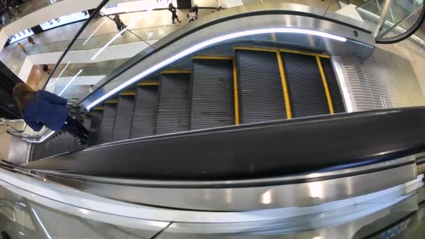 La gente se mueve en la escalera mecánica en el centro comercial de negocios. Escalera móvil de la escalera mecánica . — Vídeos de Stock