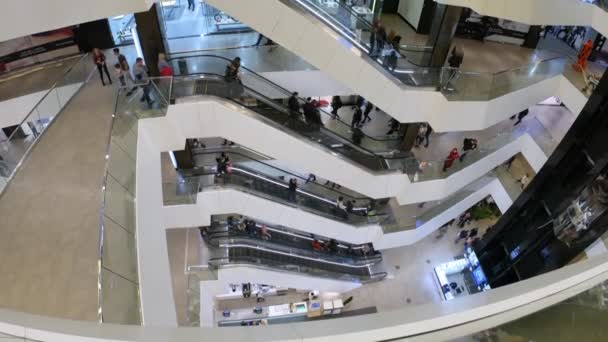 Ludzie są przenoszone na schodach przy centrum biznesowe. Ruchomych schodów schodów ruchomych. wiele schodów — Wideo stockowe