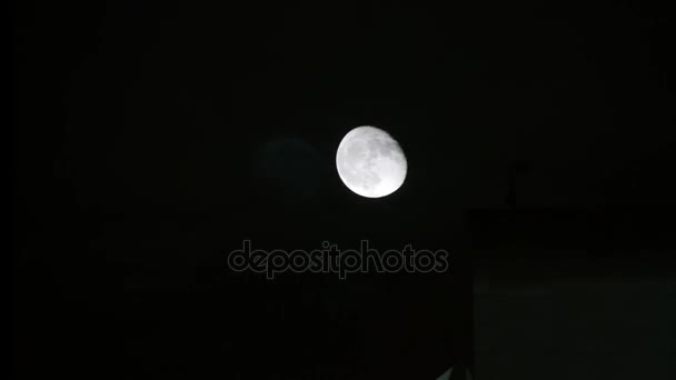 In de donkere hemel stijgt de volle maan, de maan van de planeet aarde, de volle maan, moonrise, Moonlight nacht — Stockvideo