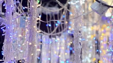 Ampulleri garland kapatın. Elektrikli ampul Parlatıcı dekorasyon tatil için yakın olarak raf odak makroyu oluşturan duvarda asılı