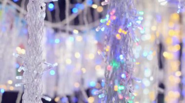 Üst ve alt, isabet Noel çelenk swing ve parıltı, Noel oyuncaklar, yavaş kamera, bulanıklık, bokeh