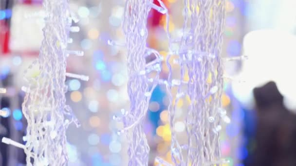 Witte Kerstmis slingers swing en gloed in de middag, een camera die het raken van de boven- en onderkant, blur, bokeh — Stockvideo