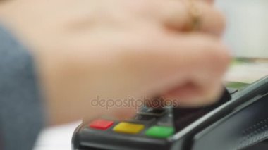 Nfc yongası modülü ile temassız banka kartı ile ödeme. NFC teknolojisi. clouse kadar ağır çekim