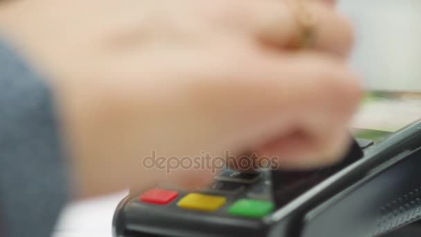 Pago con tarjeta bancaria sin contacto con el módulo de chip NFC. Tecnología NFC. aplausos, cámara lenta — Vídeo de stock