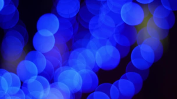 Bokeh azul sobre un fondo negro, golpe lento de la cámara, 4k — Vídeos de Stock