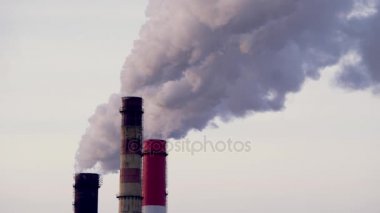 Kirliliği, duman ve bir kömür taburcu Buhar elektrik üretimi tesis Avrupa'da desteklenmektedir. Kirlenme, küresel ısınmaya neden kirliliği ve İklim değişikliği. 4k, ağır çekim vurdu
