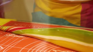 Üretimi karamel şekerler, closeup uzun şekerleme yapma. Adam bir tatlı candy yapmak.