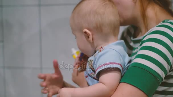 Lactente mãe limpa os primeiros dentes — Vídeo de Stock