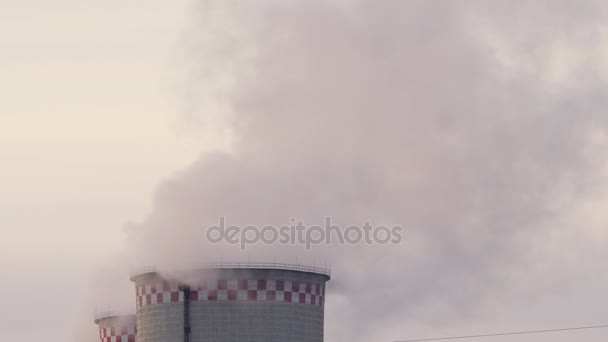 Znečištění vzduchu kouř a pára z uhlí poháněl zařízení výroby elektrické energie v Evropě. velké chladicí věže podzimní sezóna 4k, Zpomalený záběr — Stock video