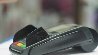 NFC teknolojisini kullanarak akıllı telefon ödeme kadın. Yakın, mobil ödeme teknoloji kavramı