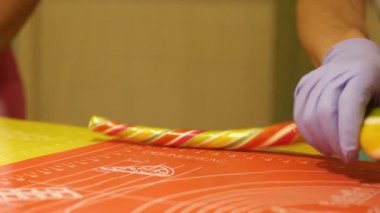 Hazırlık el yapımı şeker şeker yakın, yakın. şekerleme fabrikası. şekerleme üretimi. hamur işleri, şekerleme, sweets. Şekerlemeciler tatlılar yapmak