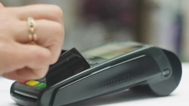 Nfc teknolojisi kullanılarak smartphone ile ödeme. Yakın çekim, mobil ödeme teknoloji kavramı