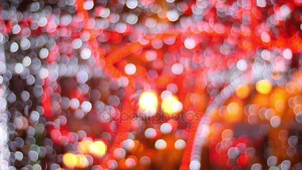 Witte, rode, oranje bokeh op een zwarte achtergrond. Soft focus ondervraagt bokeh. — Stockvideo