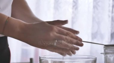 Pudra hatmi pudra şekeri sprinkles. Cook darbelere marshmallow pudra şekeri ile gelen
