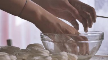 Pudra hatmi pudra şekeri sprinkles. Cook darbelere marshmallow pudra şekeri ile gelen