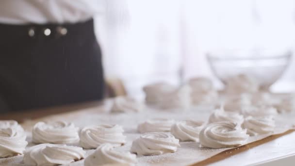 O confeiteiro asperge o açúcar em pó no marshmallow. Cozinheiro bate de marshmallow com o açúcar em pó — Vídeo de Stock