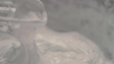 hatmi krem kitle, yakın çekim, doruklarına ile mikser yendi. Ev şekerlemeler