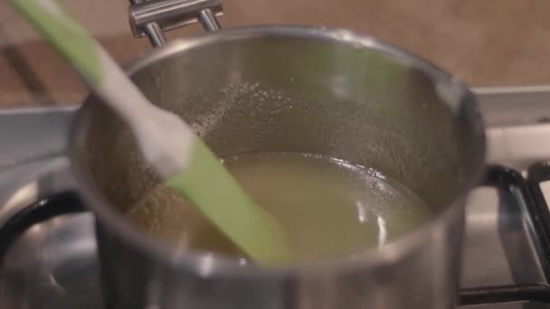 Vařit skvrna cukrový sirup, přidejte potravinářské barvy, míchá. domácí cukrovinky, sochorů — Stock video