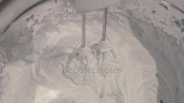 Home zoetwaren, verslaan de mixer met marshmallow massa, close-up, pieken van crème. — Stockvideo