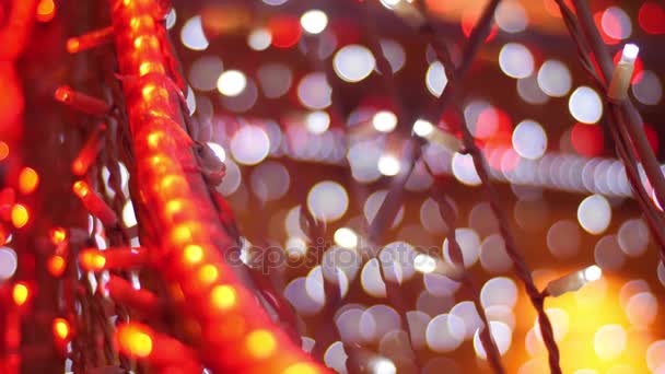 Blanco, rojo, naranja bokeh sobre un fondo negro. Enfoque suave — Vídeos de Stock