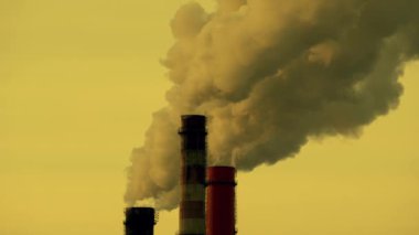 Fabrika duman boruları, çevre kirliliği, toksik emisyon, ekoloji zehirlenmesi