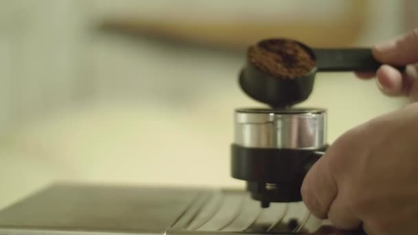 Häll kaffe i fördelaren, förbereda kaffemaskinen för arbete — Stockvideo