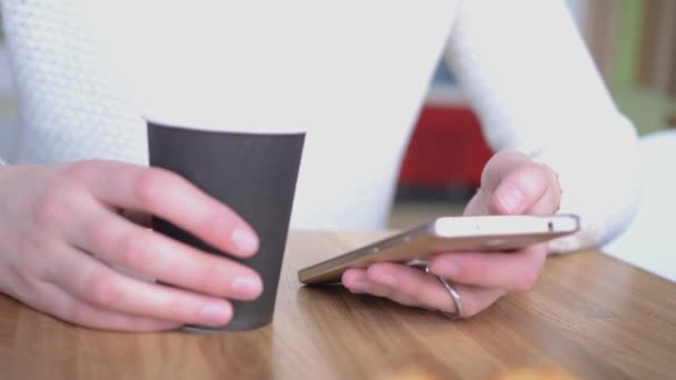 Mujer de negocios caucásica feliz, mujer en la cafetería de la ciudad, niña sosteniendo el teléfono inteligente en la mano y utilizando el teléfono inteligente móvil whit clouple taza de café, concepto de comunicación nuevas tecnologías de Internet lento — Vídeos de Stock