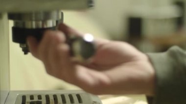 Bir kapuçino makinesi 4 k ağır çekimde kupa koymak