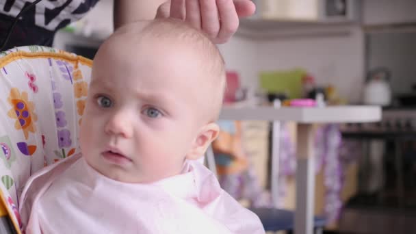 O pai rapa o cabelo dos bebés com um cortador. Movimento lento — Vídeo de Stock