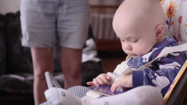 Baby spielt mit Smartphone. Zeitlupe, 4k — Stockvideo