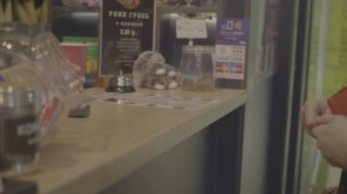 Kahve dükkanından kredi kartı erişimi olmayan ödeme servisini kullanarak kahve alan müşteriler. Yavaş çekim 4k videosunu kapat.