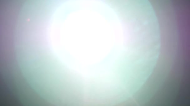 Gros plan d'une tache de lumière floue du lampadaire à la nuit tombée. Projecteur du réverbère la nuit. Art abstrait fond flou 4k vidéo .