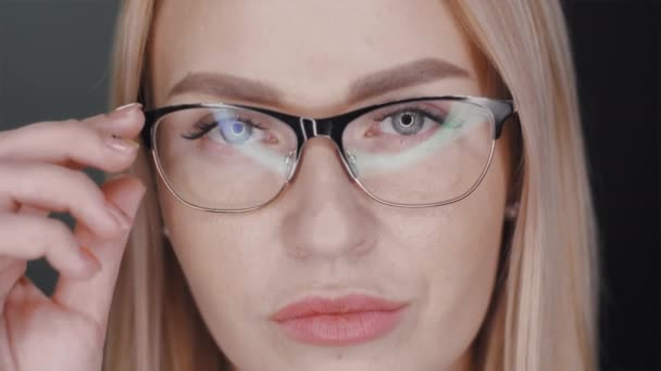 Retrato de una joven independiente y exitosa en gafas con hermoso cabello blanco. fondo femenino positivo — Vídeos de Stock