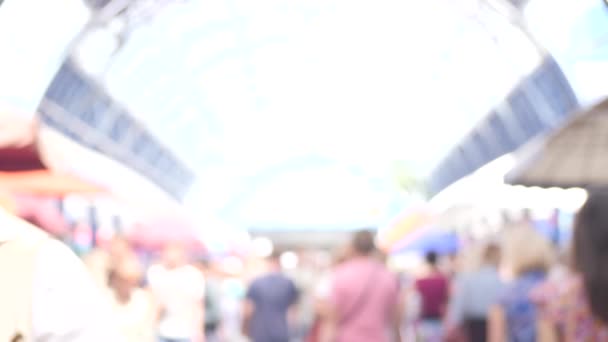 Onherkenbare menigte van mensen heldere achtergrond wazig video van het paviljoen in de stad markt in de zomerdag met onherkenbare mensen slow motion in 4k — Stockvideo