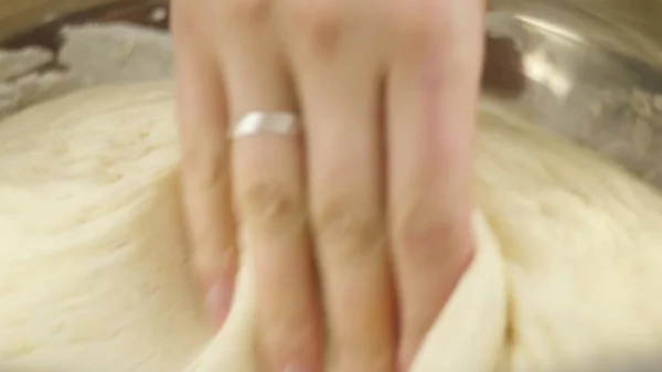 Egy férfi vagy nő dagad az élesztő tésztát egy tálba a kezével. Házi pékség. Magánvállalkozások — Stock Fotó