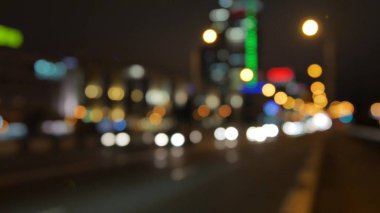 Arka plan bulanık. Gece trafiğinde bokeh daireler çiziyorum. Bangkok, Tayland 'daki Ratchaprasong Kavşağı' ndaki gece lambalarını söndürün. Hareket eden parçacıklar. Renkli, bulanık, bokeh ışıkları arka plan.