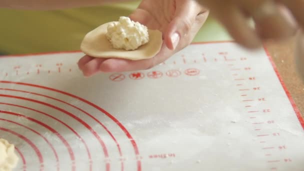 Kvinde indpakker hytteost i dej gør dumpling 4K close-up – Stock-video