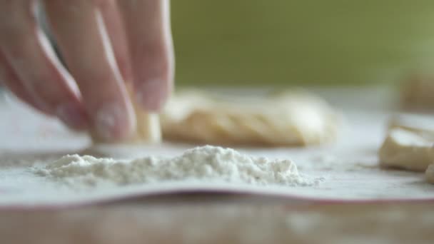 Donna irriconoscibile sta accumulando pezzi rotondi di una pasta in una farina per fare gnocchi, primo piano 4K — Video Stock