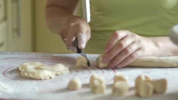 Mujer está cortando una masa con un cuchillo para hacer albóndigas con queso cottage, 4K primer plano — Vídeos de Stock