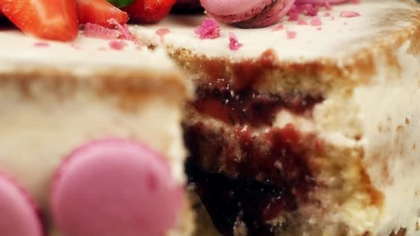 Gâteau avec une découpe avec décoration de macarons, fraises et lilas, 4K slow mo — Video