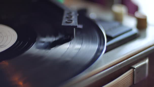 Closeup of the needle of an old turntable. Plate rotation. Old school music vinyl player. 3d rendering — 비디오