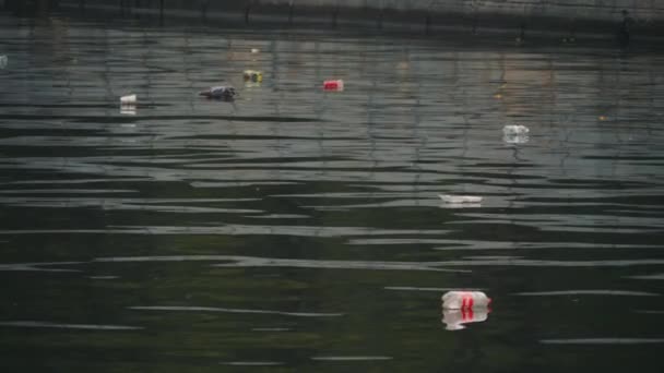 Des poubelles flottent dans le canal de la ville. Pollution de l'environnement — Video