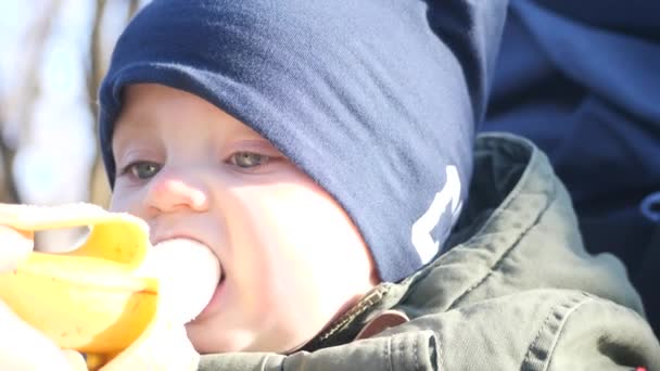 Schöner kleiner Junge mit Banane gefüttert — Stockvideo