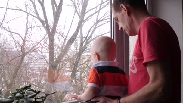 Grand-père et petit-fils regardent par la fenêtre. Vidéo Slowmotion — Video