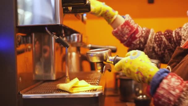 여자 바리 스타가 카페 4k 슬로우 모션의 부엌에 현대 커피 머신에서 커피를 만드는 노란색 장갑에 손을 클로즈업 비디오 — 비디오