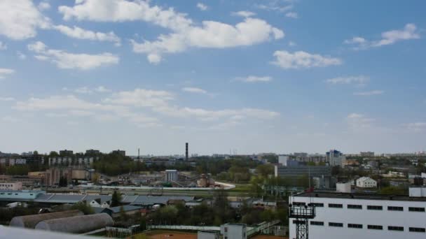 Video time lapse con nubes flotando en el cielo azul en un soleado día de verano sobre el paisaje urbano en 4K . — Vídeo de stock